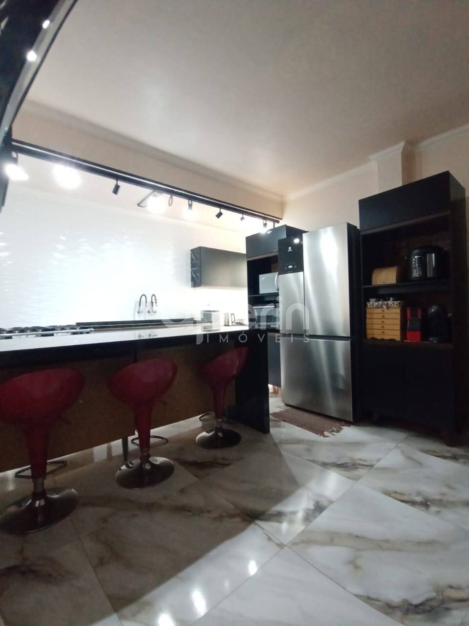 Casa à venda com 3 quartos, 133m² - Foto 1