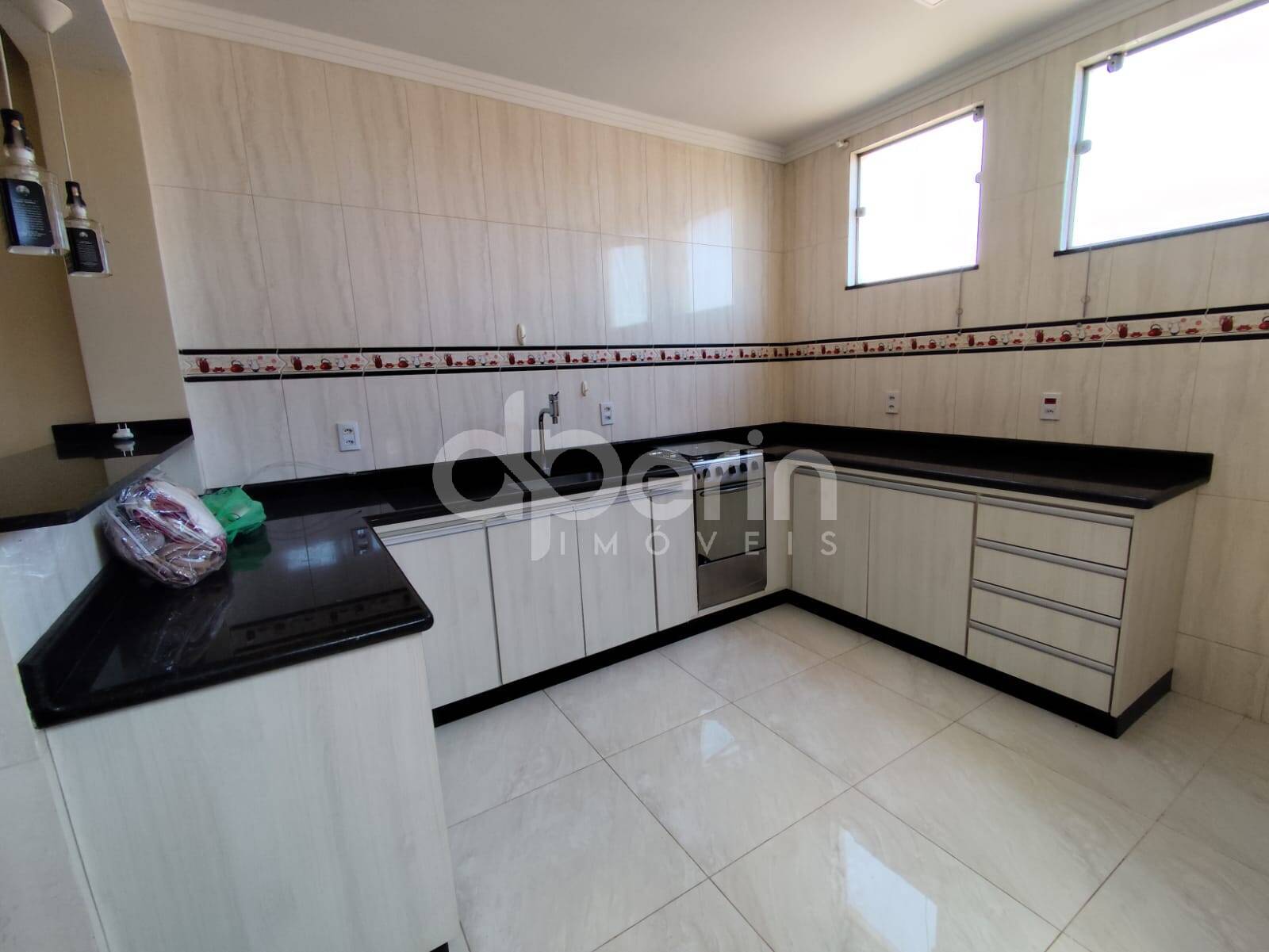 Casa à venda com 3 quartos, 100m² - Foto 1